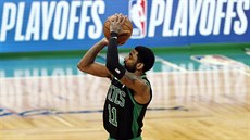 Kyrie Irving z Bostonu stílí na ko Indiany.