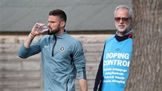 Olivier Giroud z Chelsea se pipravuje na dopingový test.