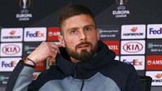 Olivier Giroud z Chelsea na tiskové konferenci.