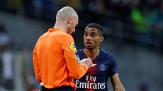 Colin Dagba z Paris St Germain nesouhlasí se �lutou kartou.