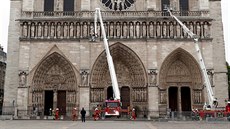 Paítí hasii bhem zásahu u poáru katedrály Notre-Dame (16. dubna 2019).