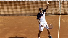Ruský tenista Daniil Medvedv slaví vítzství nad Novakem Djokoviem v Monte...