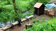 U lesního baru se dá i posed�t.