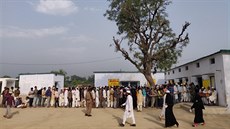 Fronta lidí ekající ped volební místností v indickém Muzaffarnagar (11. dubna...