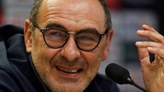 Trenér fotbalist Chelsea Maurizio Sarri hovoí s novinái ped tvrtfinále...