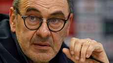 Maurizio Sarri, trenér fotbalist� Chelsea, b�hem tiskové konference p�ed...