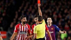 JDEŠ VEN. Diego Costa z Atlétika Madrid (vlevo) dostává červenou kartu během...