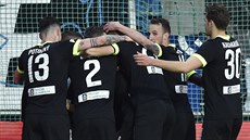 Liberetí fotbalisté se radují z gólu na hiti Mladé Boleslavi.