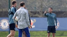 NASTOUPÍ? Eden Hazard (vpravo), nejv�t�í hv�zda Chelsea, na tréninku p�ed...