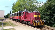 Motorová lokomotiva T212.0586 spolenosti Railway Capital v ele výletního...