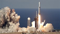Start rakety Falcon Heavy společnosti SpaceX, která podnikla svůj první...