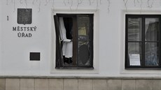 V pízemí budovy byla po výbuchu vytluená okna.