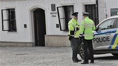 Budovu radnice a její okolí policisté uzaveli.