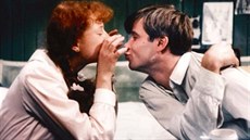 Markéta Hrubeová a Luká Vaculík ve filmu Oznamuje se láskám vaim (1988)