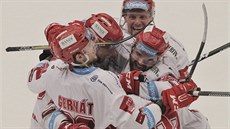 Radost třineckých hokejistů v pátém semifinále proti Plzni.