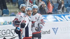 Hokejisté Chomutova slaví gól v síti Pardubic.