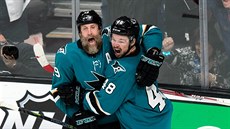 Nekoníme! Útoníci San Jose Tomá Hertl (vpravo) a Joe Thornton oslavují,...