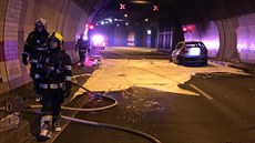 V praském tunelu Mrázovka shoelo auto, poár pokodil i samotný tunel (15. 4....
