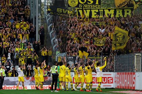 Fotbalisté Dortmundu dkují svým fanoukm za podporu po skonení vítzného...