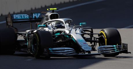 Valtteri Bottas se svým vozem Mercedes projídí kvalifikací na Velkou cenu...