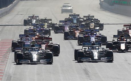 Valtteri Bottas a Lewis Hamilton (oba Mercedes) tsn po startu Velké ceny...