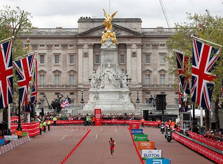 Brit Mo Farah finiuje v Londýnském maratonu, v pozadí Buckinghamský palác.
