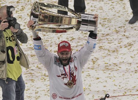 Tinecký Martin Rika oslavuje s pohárem pro vítze hokejové extraligy.