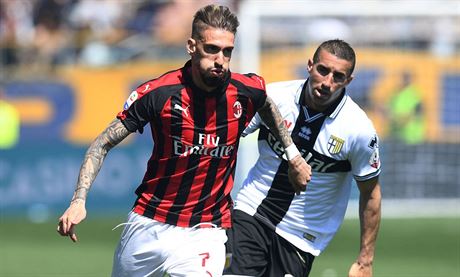 Samu Castillejo z AC Milán (vlevo) a Antonino Barilla z Parmy.