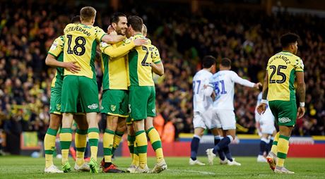Fotbalisté Norwiche se radují z gólu proti  Blackburn Rovers. Vítzství 2:1 jim...