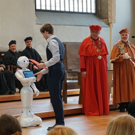 Absolventm v praské Betlémské kapli na konci bezna pedával diplomy robot.