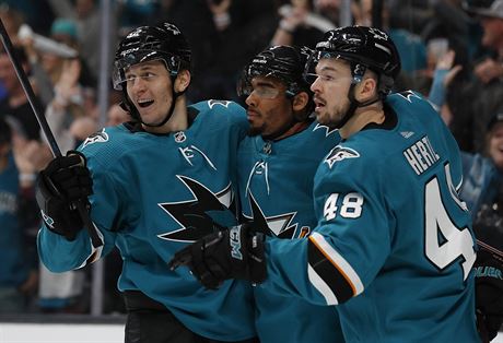 Luká Radil (vlevo), Evander Kane (uprosted) a Tomá Hertl slaví gól San Jose...