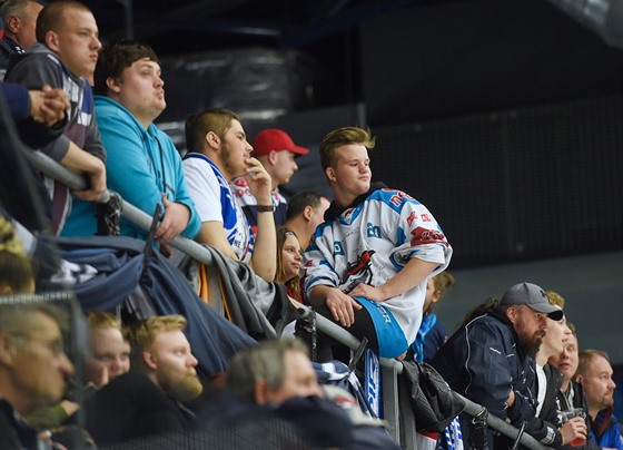 Rezignovaní fanoušci hokejového Chomutova se loučí s extraligou.