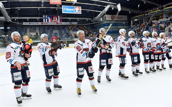Chomutovští hokejisté se loučí s fanoušky po posledním barážovém duelu.