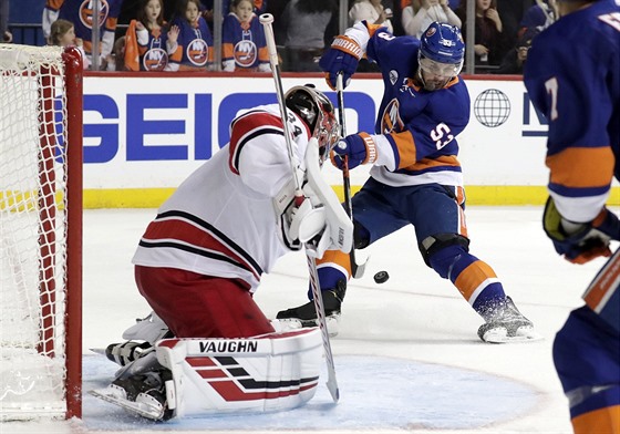 Casey Cizikas z NY Islanders zkouí pekonat Petra Mrázka v brance Caroliny.