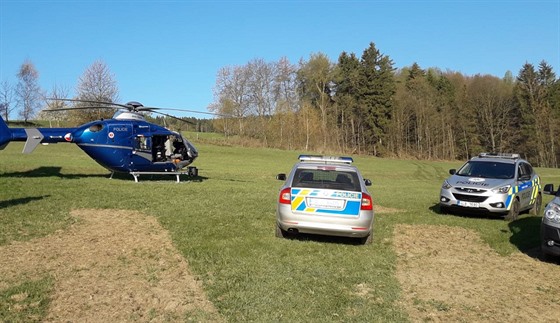 Policisté na eleznobrodsku pátrali po mladé en (19. dubna 2019).