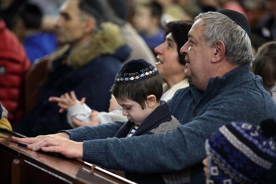 Ukrajinští židé v synagoze v Charkově.