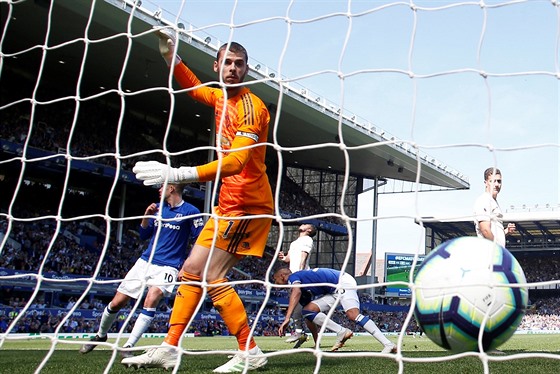 Branká David De Gea (Manchester United) se ohlíí za míem, který v utkání s...