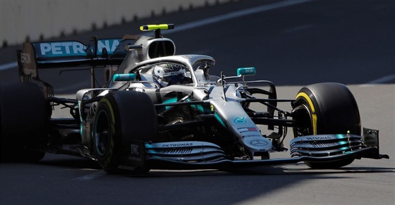 Valtteri Bottas se svým vozem Mercedes projíždí kvalifikací na Velkou cenu...