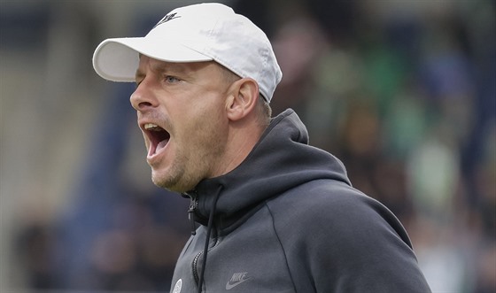 Trenér Slovácka Martin Svědík křičí pokyny v zápase s Bohemians.