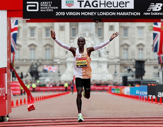 Kean Eliud Kipchoge se raduje z vítzství v Londýnském maratonu.