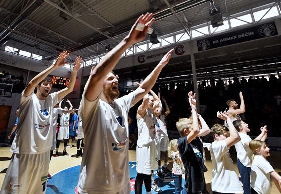 Basketbalisté Dína se radují z vyhraného zápasu ve tvrtfinále play off NBL...