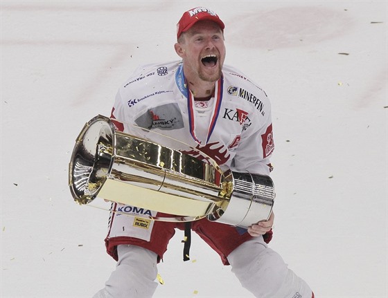 Martin Adamský z Třince se raduje z vítězství v hokejové extralize.