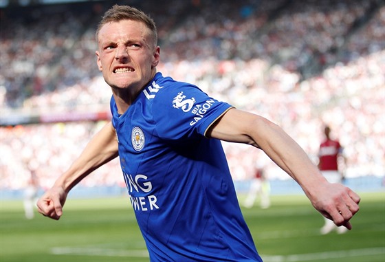 Jamie Vardy, kanonýr Leicesteru, se raduje ze svého gólu.