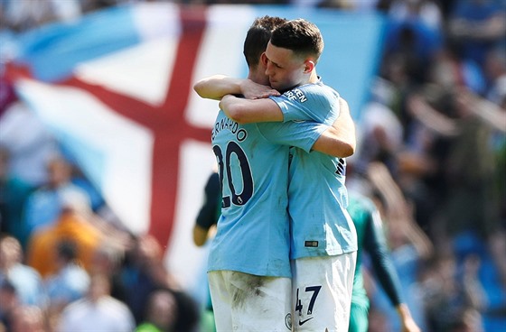 Bernardo Silva (vlevo) a Phil Foden se radují z výhry nad Tottenhamem.