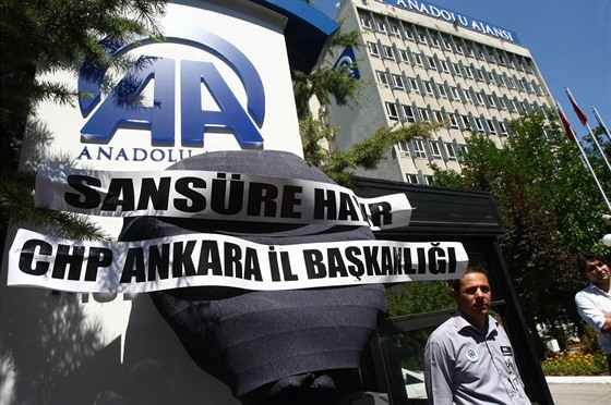 Protest noviná proti cenzue ped sídlem státní tiskové agentury Anadolu v...