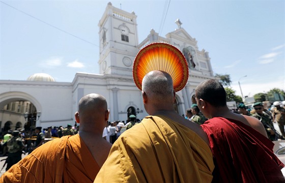 Buddhistití mnii stojí ped srílanským kostelem svatého Antonína, ve kterém...