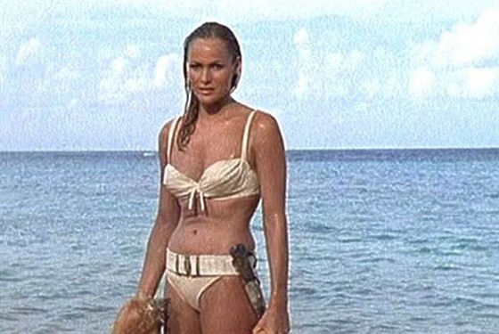 Ursula Andressová okouzlila scénou v bikinách v bondovce Dr. No