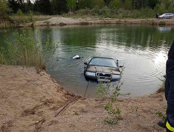 Pardubití hasii v nedli veer vytahovali auto z rybníka.