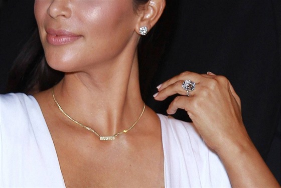 Zsnubn prsten Kim Kardashianov.