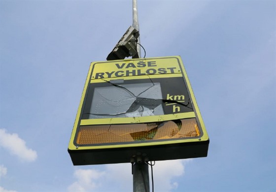 Radar v Horním Žďáru zničili dva mladíci cihlou.